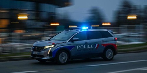 Une voiture volée sous la menace d’une arme, près de Bordeaux
