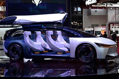 Écrans, drones et massages : le futur de l’automobile s’expose à Shanghai