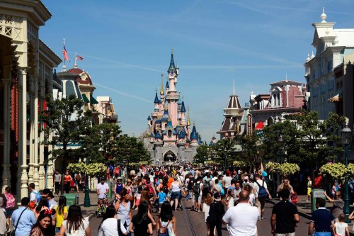 Disneyland Paris : plus d’un millier de grévistes manifestent pour un meilleur salaire