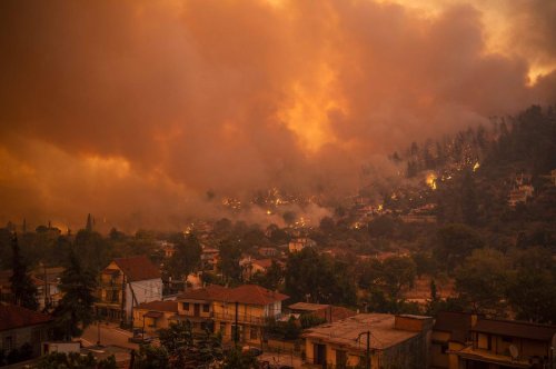 Incendies en Grèce : la ville de Gouvès engloutie par le feu, la mer seule issue