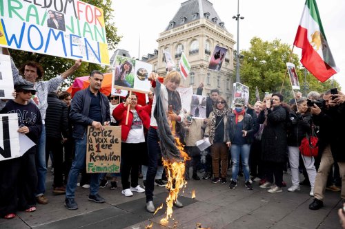 Vidéo. Paris : des milliers de manifestants pour les Iraniens, Sandrine Rousseau huée