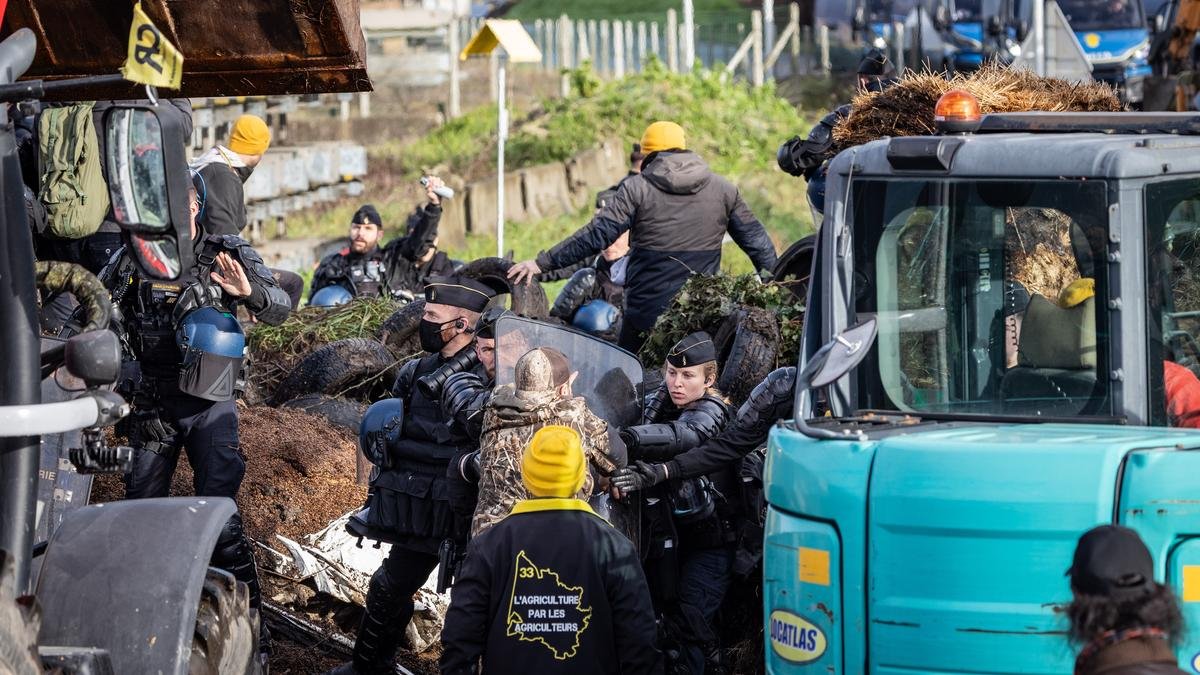 Colère des agriculteurs : le dépôt pétrolier de Bordeaux Bassens débloqué dans la douleur