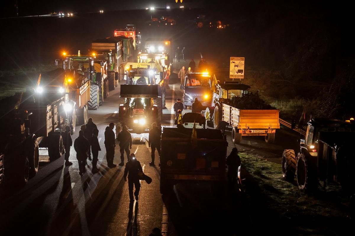 Colère des agriculteurs : blocage de l’A 63, banderole sur le pont d’Aquitaine… Une semaine de grogne en images
