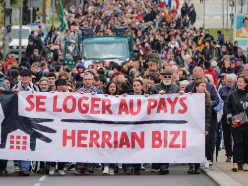 Logement au Pays basque : en images, la manifestation du 1er avril à Bayonne