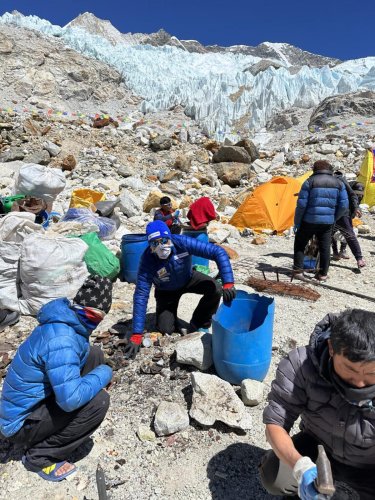 Environnement : plus de 3,7 tonnes de déchets retrouvés dans l’Himalaya lors d’une expédition