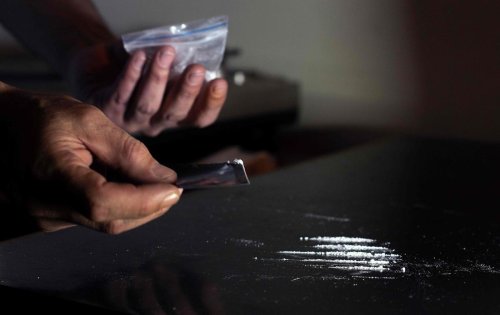 Un rail de coke ou un « pétard » au réveil puis toute la journée pour « tenir » au travail, ces salariés qui se droguent