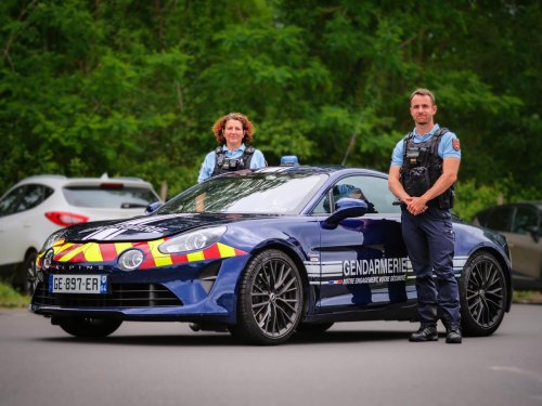 « Nous n’arrêtons pas que des berlines » : à grande vitesse, comment les pilotes de la gendarmerie traquent les chauffards