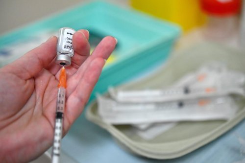 Covid-19 : pas de nouvelle dose de vaccin nécessaire pour des adultes en bonne santé, selon l’OMS