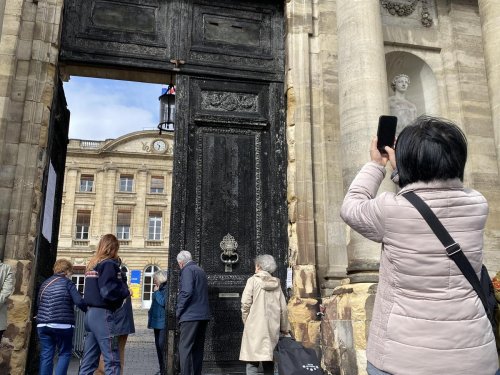 Les touristes et la porte brûlée de la mairie de Bordeaux : « ça me fait penser à ce qu’il s’est passé au Capitole avec Trump »