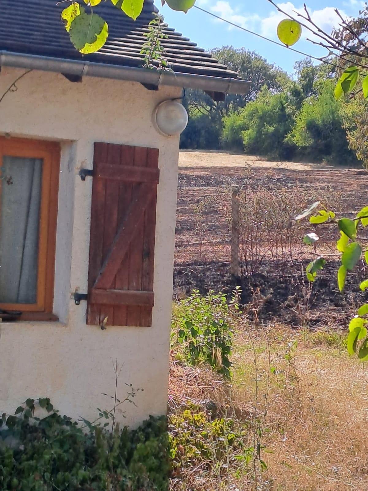 Un tracteur gyrobroyeur prend feu dans un pâturage en Dordogne
