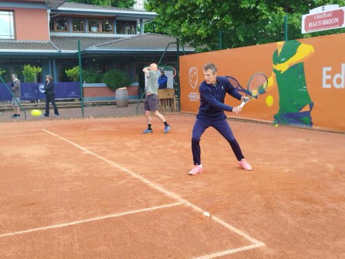 BNP Paribas Primrose à Bordeaux : quand des amateurs passionnés jouent avec Mats Wilander et Henri Leconte