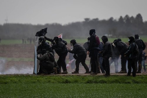 Affrontements à Sainte-Soline : un manifestant entre la vie et la mort, enquête sur les violences, le bilan d’un week-end tendu