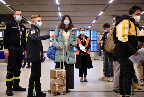 Covid-19 : les contrôles sanitaires imposés aux voyageurs chinois prolongés en France