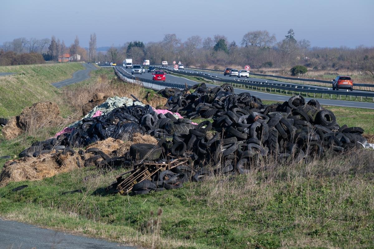 Charente-Maritime : les déchets laissés par les agriculteurs en colère sur la RD 137 en cours de ramassage