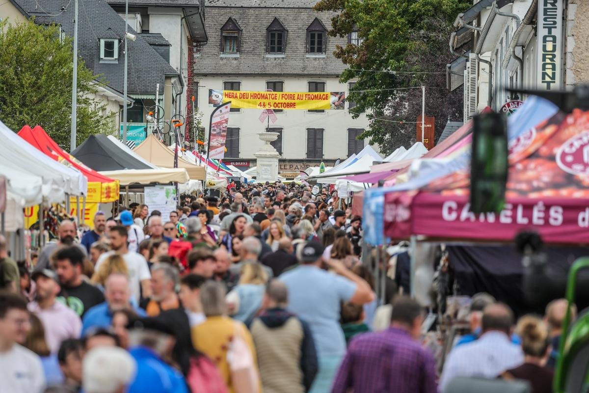 Béarn : des milliers de personnes à la Foire au fromage de Laruns avant la pluie
