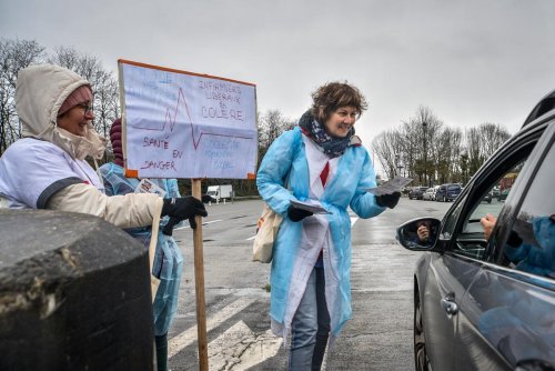 Pyrénées-Atlantiques : des infirmiers libéraux partagent leur colère au péage de Pau