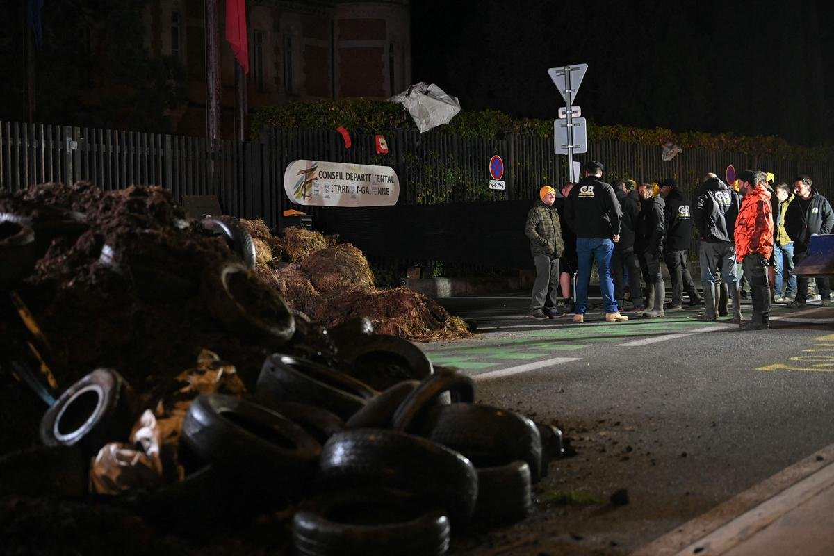 Colère paysanne : des agriculteurs de la CR déversent des détritus devant le Conseil départemental à Montauban
