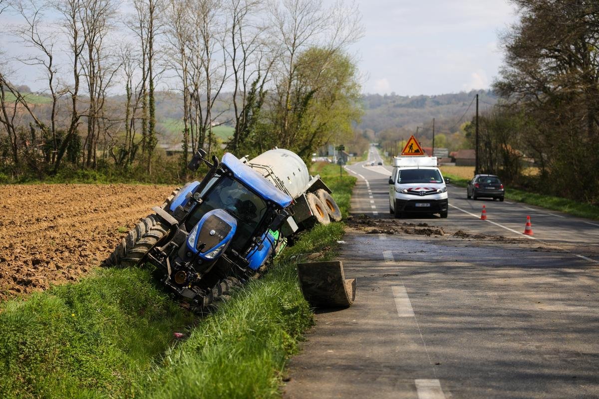 Vidéo. Un jeune agriculteur écrasé sous son tracteur en Béarn, mais sauvé par les pompiers