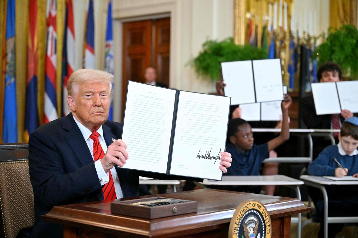 Donald Trump signe un décret visant à « éliminer » le ministère de l’Éducation