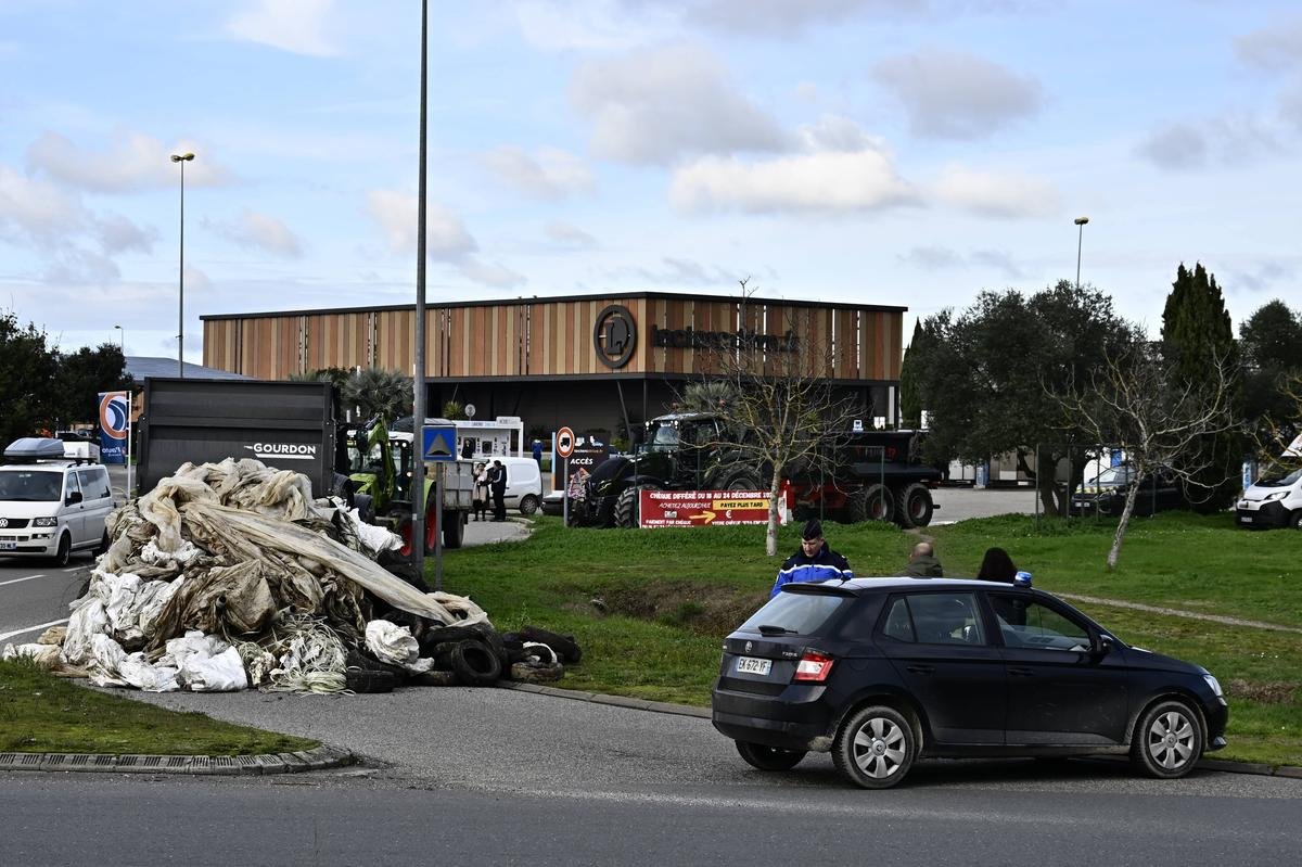 Colère des agriculteurs : les entrées de la zone du Leclerc de Marmande bloquées