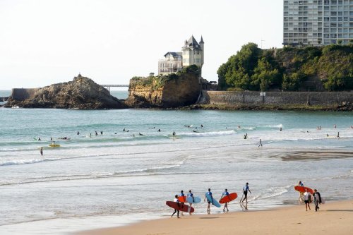 Biarritz : les pompiers portent secours à 21 surfeurs pris par la marée montante