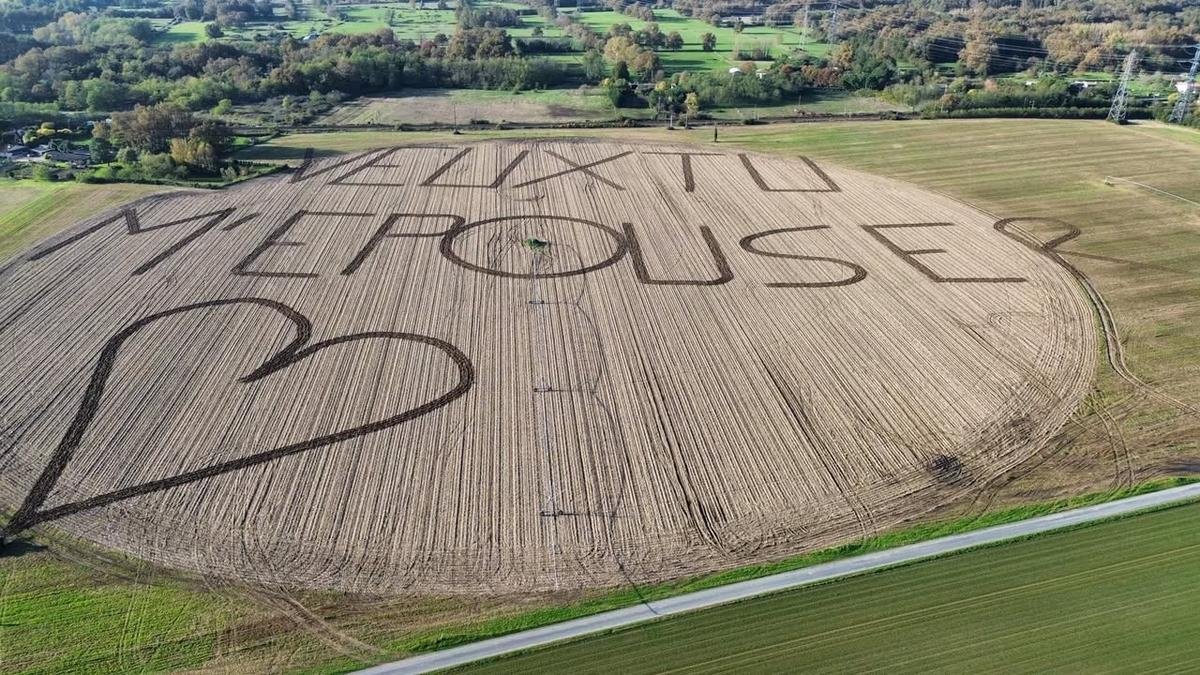 Vidéo. Insolite en Gironde : il écrit sa demande en mariage dans son champ de blé