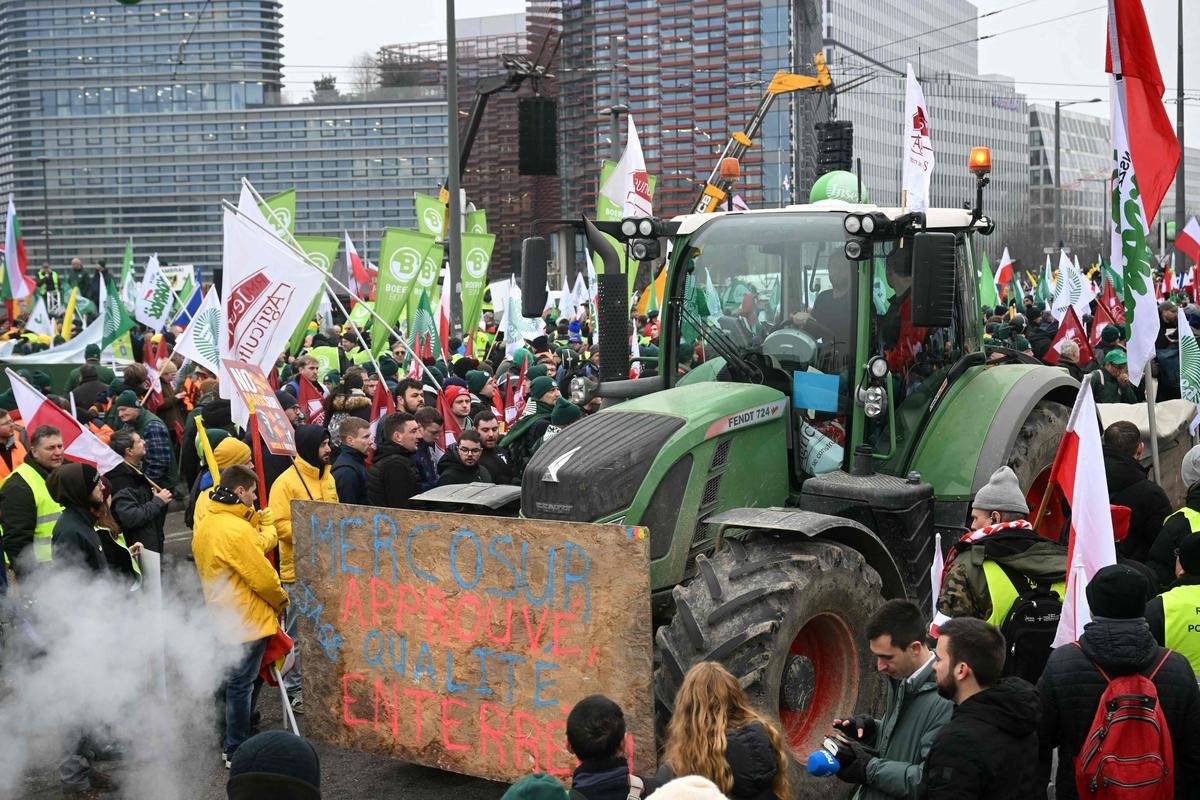 Mercosur : « on veut que les eurodéputés fassent leur boulot », 4 500 agriculteurs manifestent devant le Parlement européen