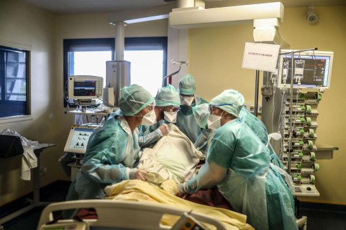 Covid-19 en France : les hospitalisations et réanimations restent élevées mais stables