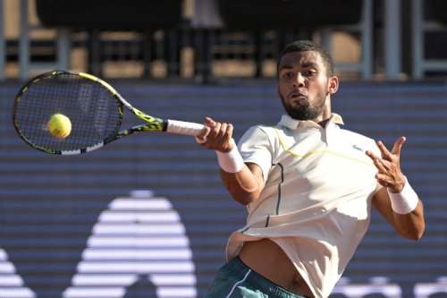 Tennis : Arthur Fils gagne enfin et file en quarts de finale à Santiago, Corentin Moutet également qualifié
