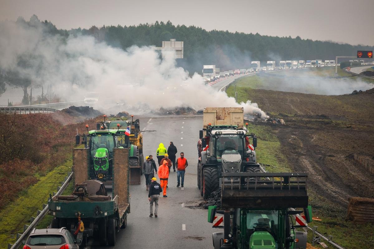 Colère agricole : trois jours avant Noël, les barrages de l’A 64 et l’A 63 tiennent sous la pluie