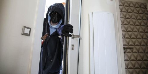 Un squatteur découvre le corps d’une femme morte depuis plus de 10 ans en forçant la porte d’un logement