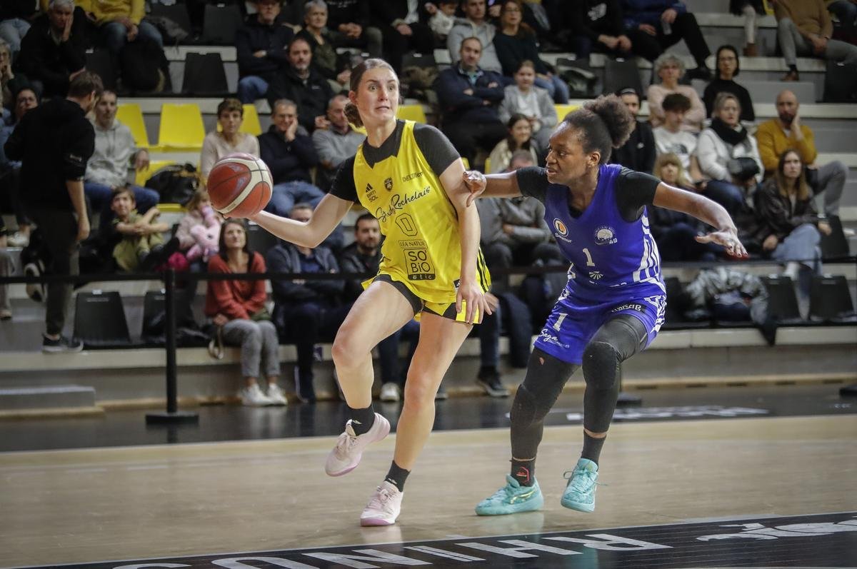 Basket-ball (NF2) : La Rochelle n’a rien pu faire face au leader Saumur (43-66)