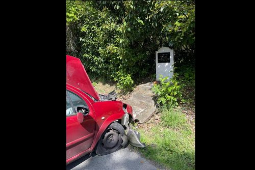 Un automobiliste percute une stèle en voulant éviter un chat en Dordogne
