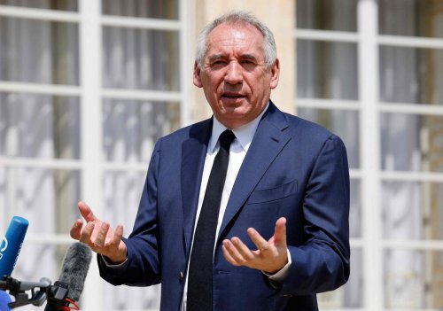 Nouveau gouvernement : « Je ne crois pas que ça puisse se faire par des accords d’appareil », dit François Bayrou