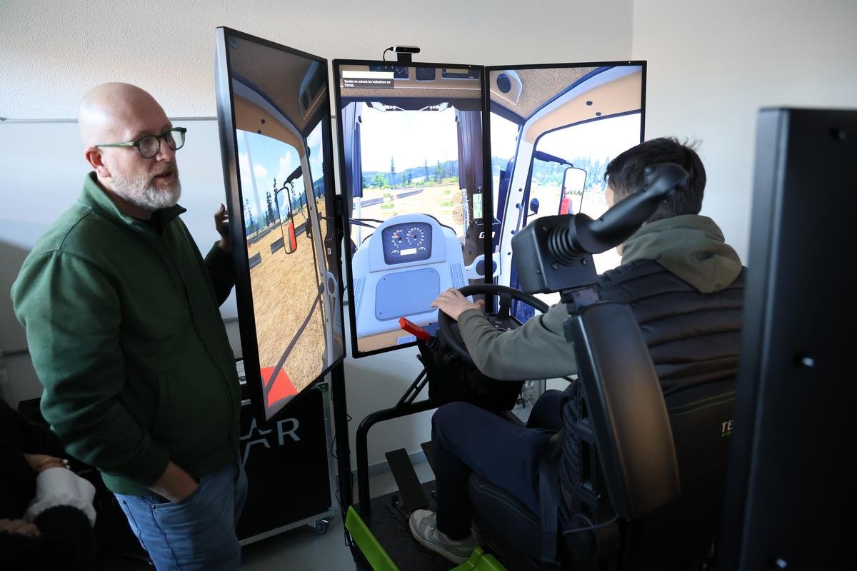 « C’est l’outil qu’il nous fallait » : un simulateur de conduite de tracteur pour les futurs agriculteurs de Dordogne