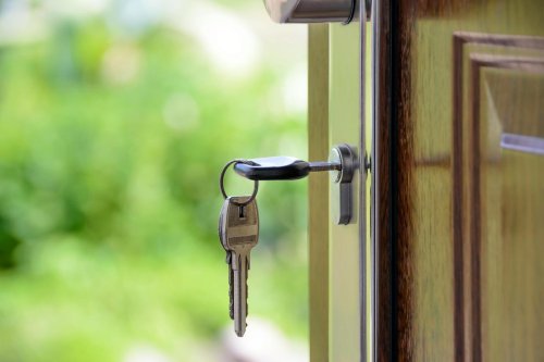 Sécurité : pourquoi laisser la clé dans la serrure de votre porte d’entrée la nuit est une fausse bonne idée