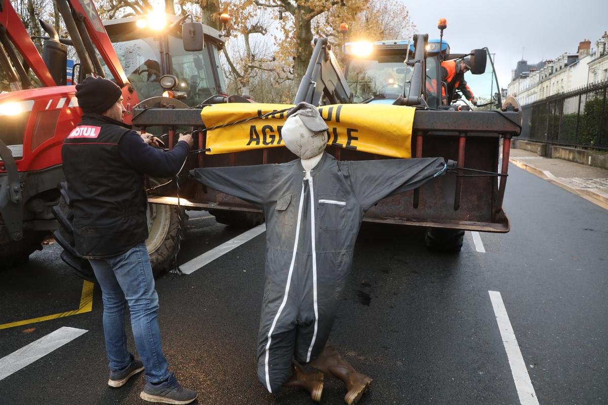 Loi Duplomb : des agriculteurs se sont mobilisés à Toulouse, du fumier déversé devant le siège des Écologistes