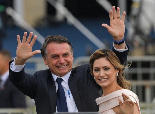 Brésil : l’épouse de Jair Bolsonaro a été vaccinée aux États-Unis, les critiques pleuvent