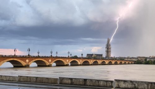 Vidéo. La foudre frappe la flèche Saint-Michel à Bordeaux, « l’orage venait de se calmer, c’était impressionnant »