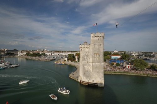 En images : la performance du funambule Nathan Paulin, perché au-dessus des eaux du port de La Rochelle