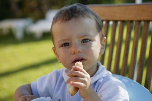 À quel âge peut-on donner du pain à un bébé sans danger ?