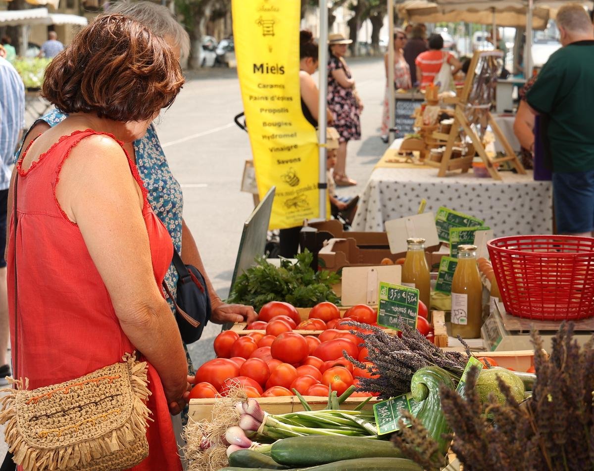 Bordeaux : les allées de Tourny accueillent un marché de jeunes producteurs locaux