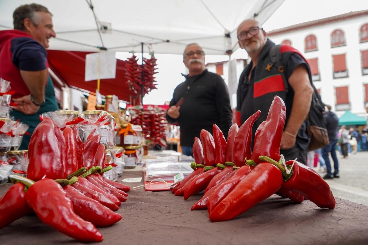 « C’est notre fierté » : à la Fête du piment d’Espelette, producteurs et acheteurs savourent ce produit du Pays basque