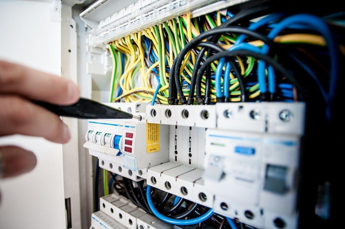 Il inverse deux câbles sur son compteur et ne paie aucune facture d’électricité… avant de se faire rattraper par Enedis