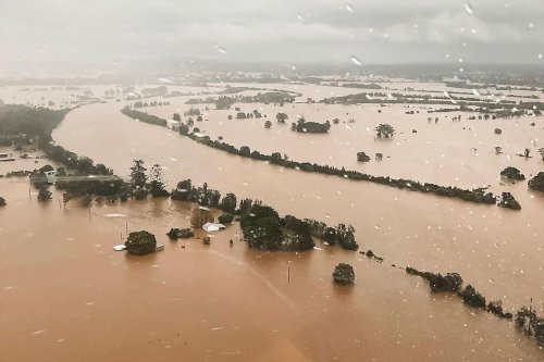 Vidéo. Un mort et 50.000 personnes bloquées par des inondations géantes dans l’est de l’Australie