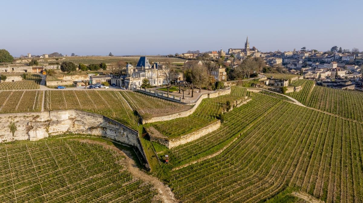 À Saint-Émilion, le château Ausone nous ouvre ses portes. Visite exceptionnelle de cette icône viticole qui cultive la discrétion