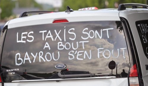 Vidéo. « Monsieur le Premier ministre, nous vous attendons chez vous » : près d’un millier de taxis ont manifesté à Pau