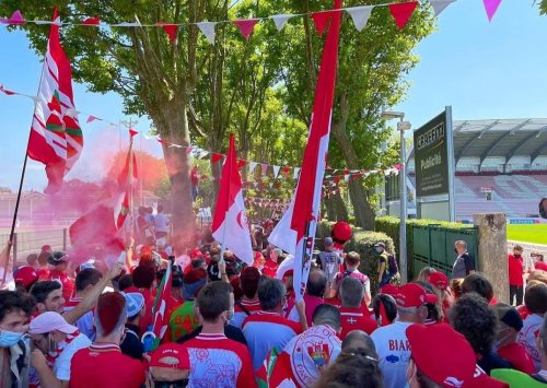 « On revoit des visages qu’on n’avait pas vus depuis très longtemps » : peu à peu, les supporters du BO regagnent les tribunes d’Aguilera