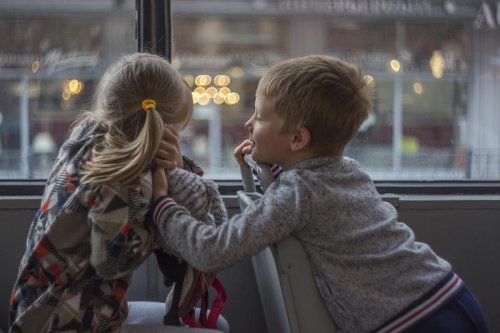 Les enfants pas les bienvenus dans l’espace public ? Sarah El Haïry se dit « effrayée » par la tendance « no kids »