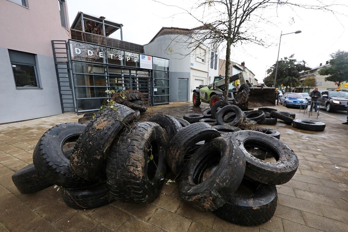 Dermatose nodulaire : colère de la CR40, des bennes déversées devant les services vétérinaires